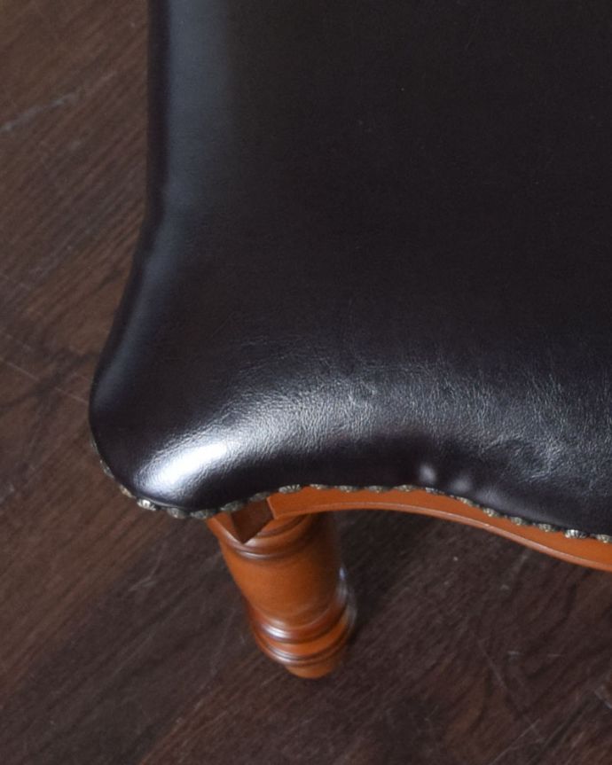 アンティーク風の椅子　アンティーク風　ブラックの座面がシックなアンティーク調ロングベンチ。クッションもふわっとしているので、長時間座っていても疲れません。(y-153-c)
