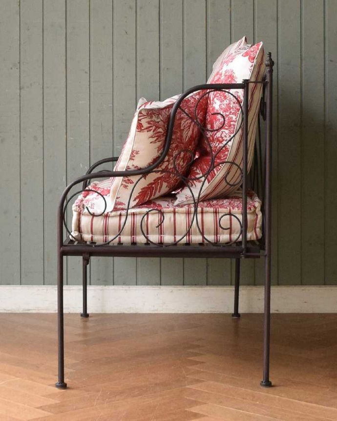 アンティーク風の椅子　アンティーク風　アイアンフレーム2人掛けチェア（ブラックフレーム×レッド）。緩やかなカーブを描いたアイアンのデザイン。(y-156-c)