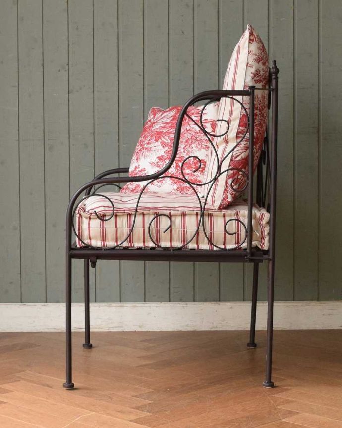 アンティーク風の椅子　アンティーク風　アイアンフレーム1人掛けチェア（ブラックフレーム×レッド）。緩やかなカーブを描いたアイアンのデザイン。(y-158-c)