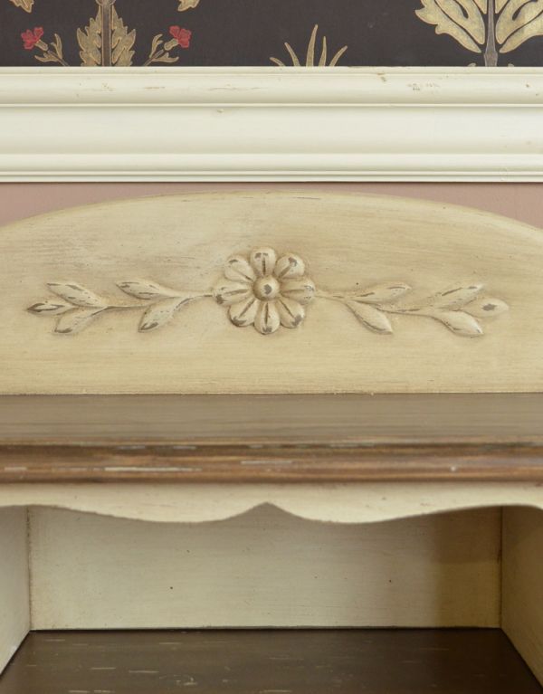 アンティーク風の家具　アンティーク風　お揃いのデスクとセットで使って欲しいアンティーク風のシェルフ。お花の可愛い彫がポイントになっています。(y-158-f)
