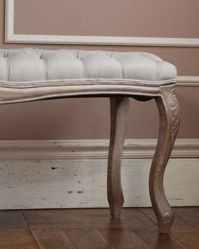 アンティーク風の椅子　アンティーク風　エレガントな雰囲気のアンティーク風ロングベンチ。飾っても使っても楽しめる椅子です。(y-159-c)