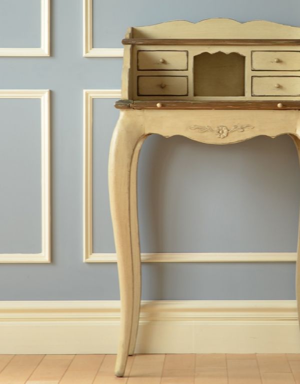 アンティーク風の家具　アンティーク風　コンパクトで可愛いフレンチアンティーク風ビューロー。見た目でも楽しめます女性らしく素敵なデザインなので、置くだけでワクワクしてしまう家具。(y-160-f)