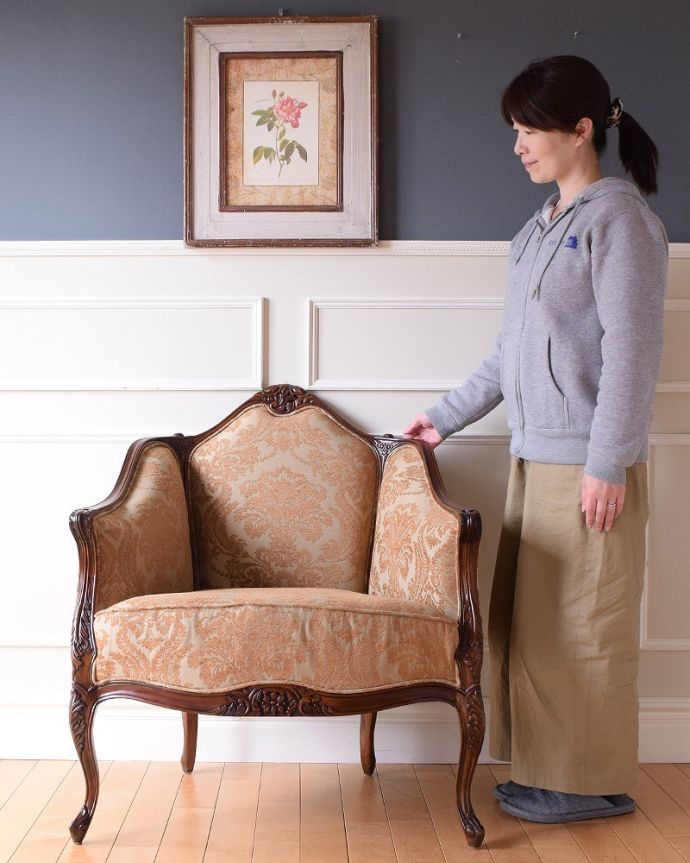 アンティーク風の椅子　アンティーク風　美しいエレガントな姿、アンティーク風ソファ（1人掛け）。優雅さたっぷりのアンティーク風ソファまるで本物のアンティークのような凝ったデザインが魅力的なアンティーク風のソファ。(y-162-c)
