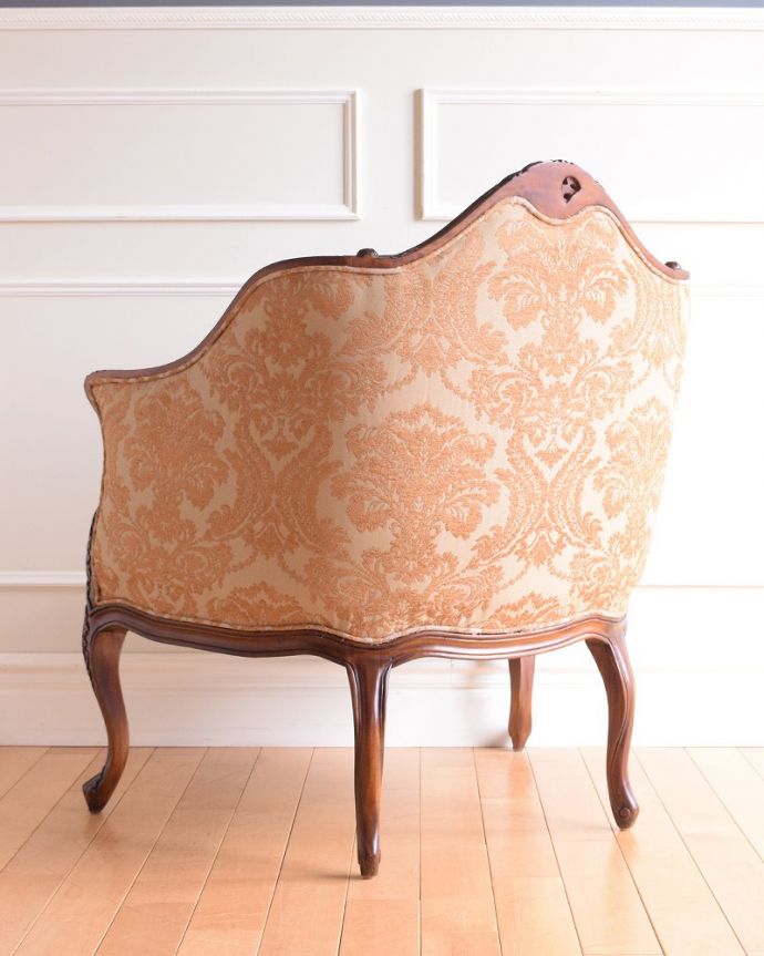 アンティーク風の椅子　アンティーク風　美しいエレガントな姿、アンティーク風ソファ（1人掛け）。優雅な後ろ姿にうっとり･･･どこから見ても美しいデザインのソファです。(y-162-c)