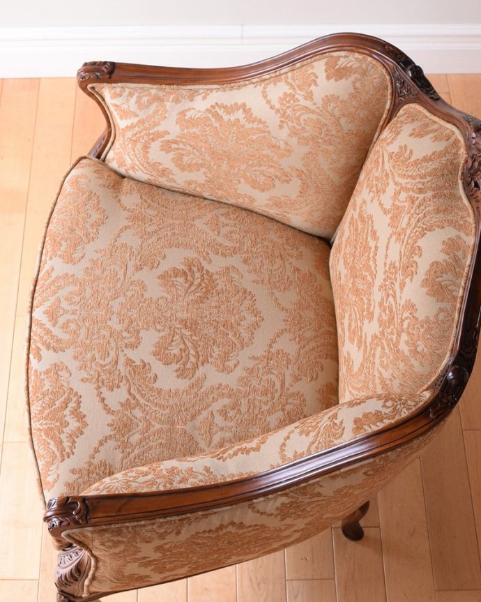 アンティーク風の椅子　アンティーク風　美しいエレガントな姿、アンティーク風ソファ（1人掛け）。座面を上から見るとこんな感じ座面は布貼りなので、長時間座っても疲れません。(y-162-c)