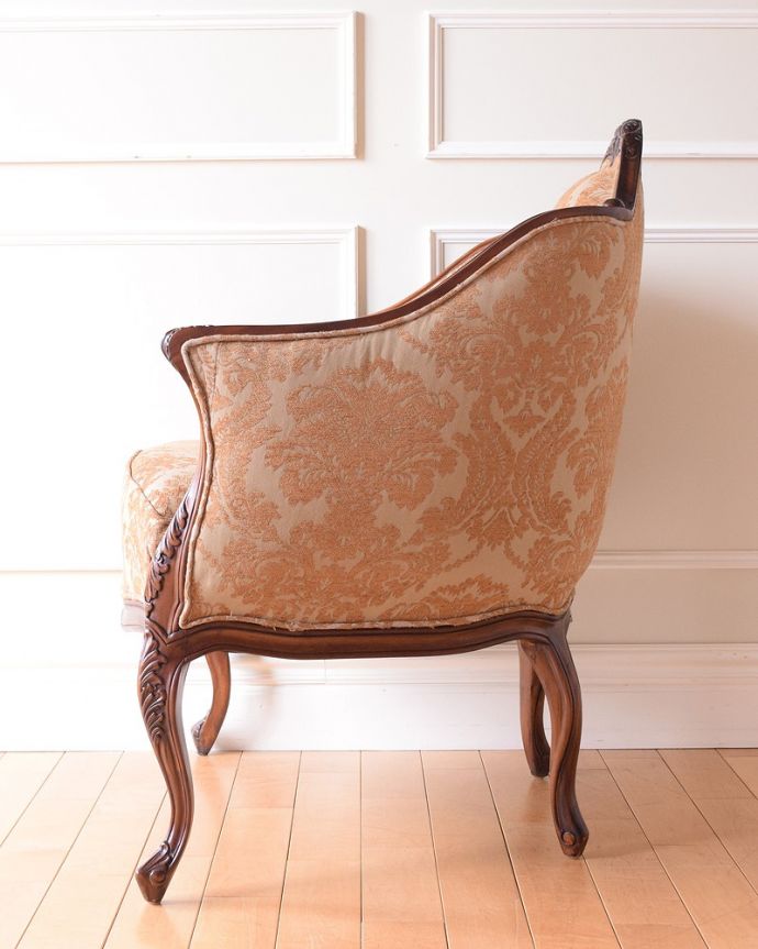 アンティーク風の椅子　アンティーク風　美しいエレガントな姿、アンティーク風ソファ（1人掛け）。横から見ても優雅な立ち姿横から見る姿も綺麗です。(y-162-c)