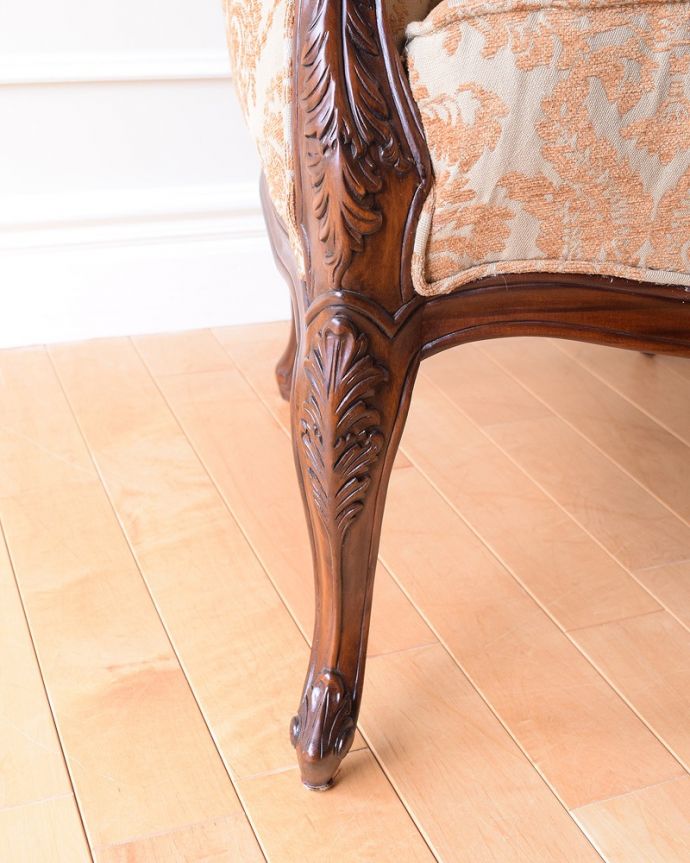 アンティーク風の椅子　アンティーク風　美しいエレガントな姿、アンティーク風ソファ（1人掛け）。いろんな場所にこだわり彫のデザインもいろいろです。(y-162-c)