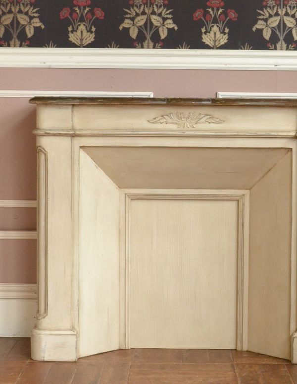 アンティーク風の家具　アンティーク風　憧れのフランスのようなインテリアにアンティーク風のマントルピース。ホワイトのペイントがオシャレ。(y-162-f)