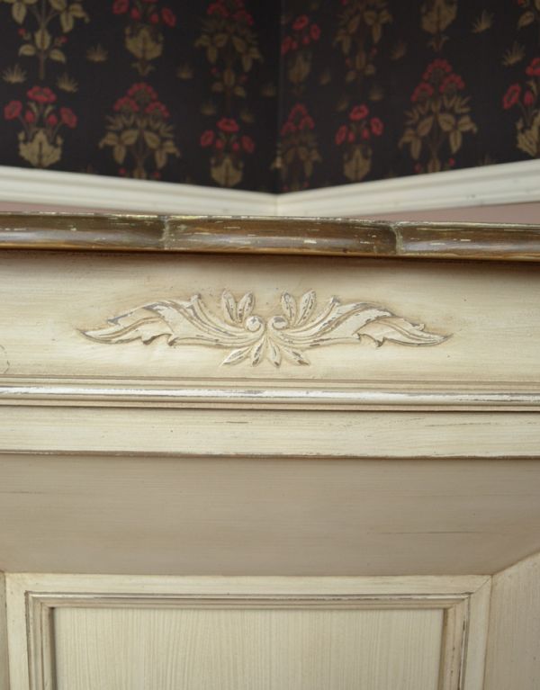 アンティーク風の家具　アンティーク風　憧れのフランスのようなインテリアにアンティーク風のマントルピース。本格的な凝った装飾です。(y-162-f)