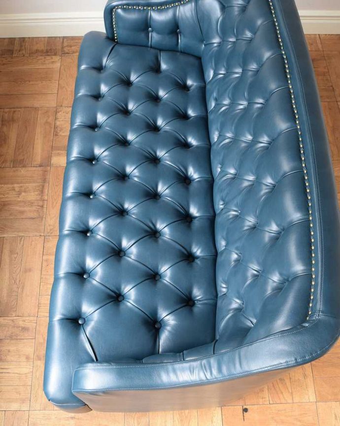 アンティーク風の椅子　アンティーク風　アンティーク家具屋が選んだ、アンティーク風の2Ｐソファ。座面を上から見ると･･･落ち着いたブルー色が人気の固めの座面でしっかり支えてくれます。(y-163-c)