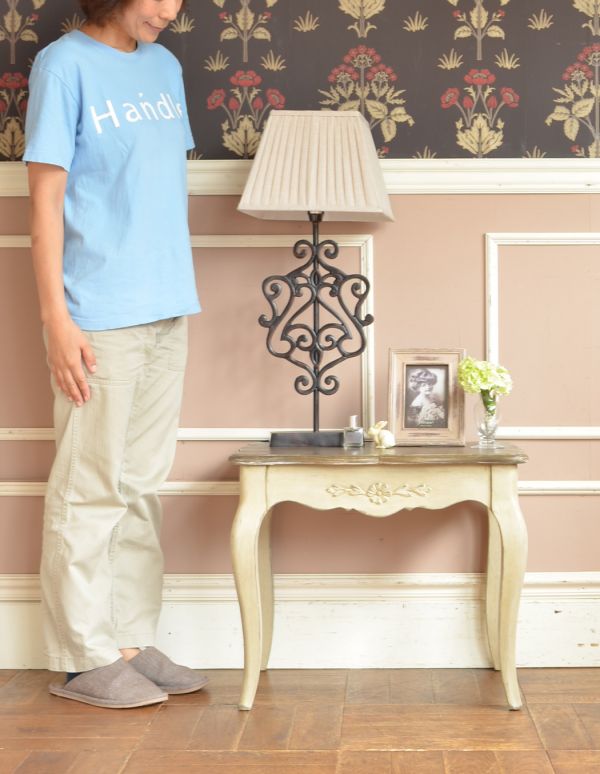 アンティーク風の家具　アンティーク風　アンティーク風コンソールテーブル。そっと壁に付けて置くだけで、オシャレな雰囲気に。(y-163-f)