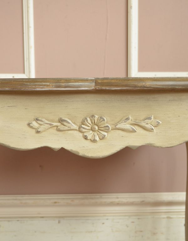 アンティーク風の家具　アンティーク風　アンティーク風コンソールテーブル。細部にまでこだわった装飾が見られます。(y-163-f)