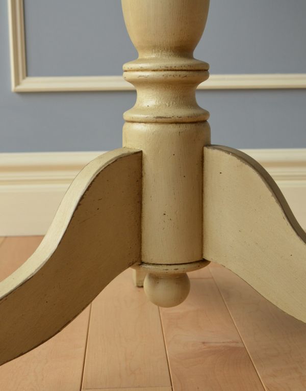アンティーク風のテーブル　アンティーク風　フレンチスタイルのアンティーク風のラウンドテーブル。細部にまでこだわった装飾が見られます。(y-164-f)