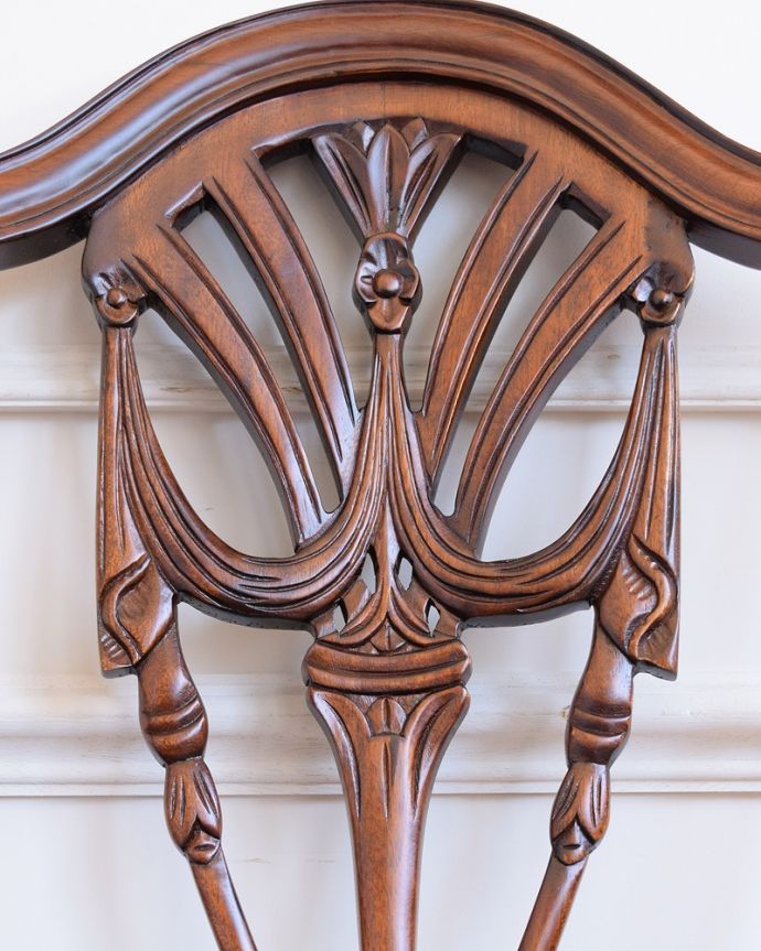 アンティーク風の椅子　アンティーク風　背もたれのデザインが美しいアンティーク風のヘップルホワイトチェア。細かい部分にもこだわり･･･アンティークの家具に負けないくらい丁寧な彫りが施されています。(y-166-c)