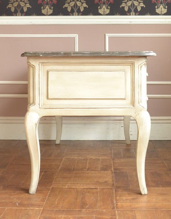 アンティーク風の家具　アンティーク風　フレンチスタイルで華やかなアンティーク風デスク（引き出し4杯付き）。サイドも彫りがキレイです。(y-167-f)