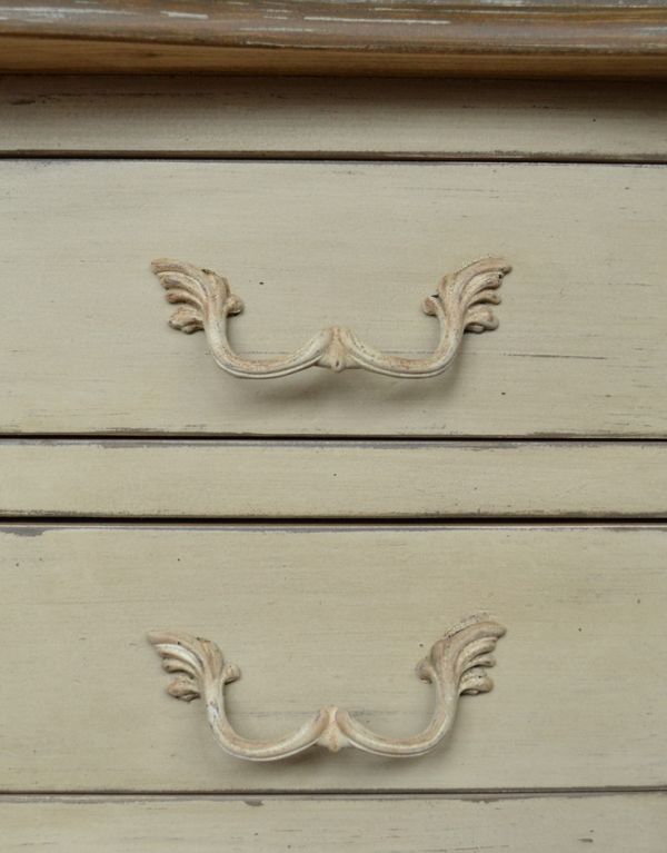 アンティーク風の家具　アンティーク風　フレンチスタイルで華やかなアンティーク風デスク（引き出し4杯付き）。天使が羽を広げたような、可愛い取っ手です。(y-167-f)