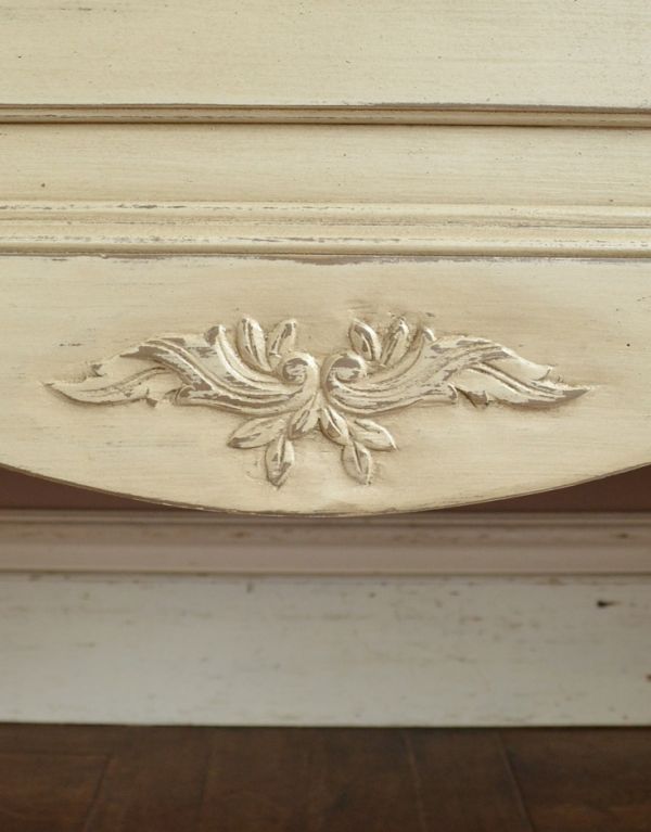 アンティーク風の家具　アンティーク風　フレンチスタイルで華やかなアンティーク風デスク（引き出し4杯付き）。裏側の幕板にも天使が羽を広げたような彫が施されています。(y-167-f)