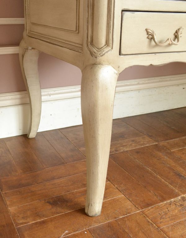 アンティーク風の家具　アンティーク風　フレンチスタイルで華やかなアンティーク風デスク（引き出し4杯付き）。しっかりと安定感のある脚です。(y-167-f)