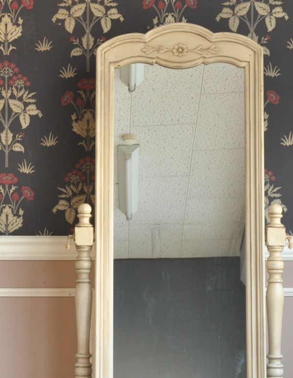 アンティーク風の家具　アンティーク風　アンティーク風のシュバルミラー（姿見）。額縁のような装飾は高級感たっぷりで素敵なお部屋のインテリアに。(y-168-f)