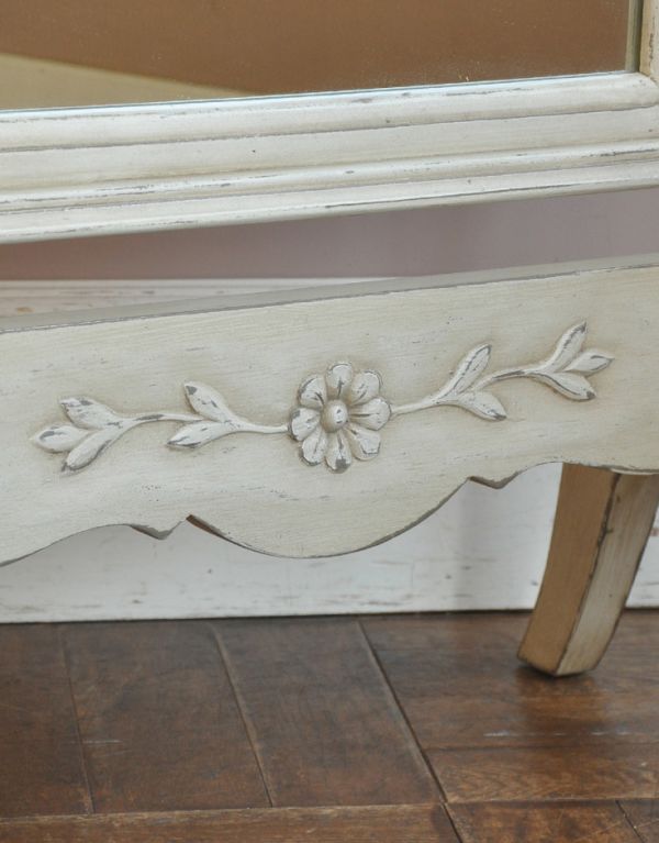 アンティーク風の家具　アンティーク風　アンティーク風のシュバルミラー（姿見）。下にもお花の可愛い彫があります。(y-168-f)