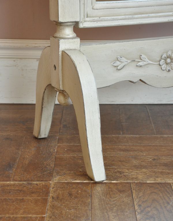 アンティーク風の家具　アンティーク風　アンティーク風のシュバルミラー（姿見）。しっかりミラーを支える脚です。(y-168-f)