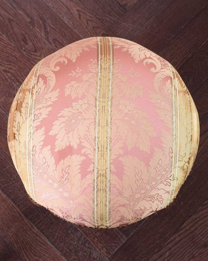 カブリオールレッグ　アンティーク風　女性らしいピンク色の大きな花が優雅な丸い座面のアンティーク 風スツール。上から見ると･･･クッション付きの座面。(y-169-c)
