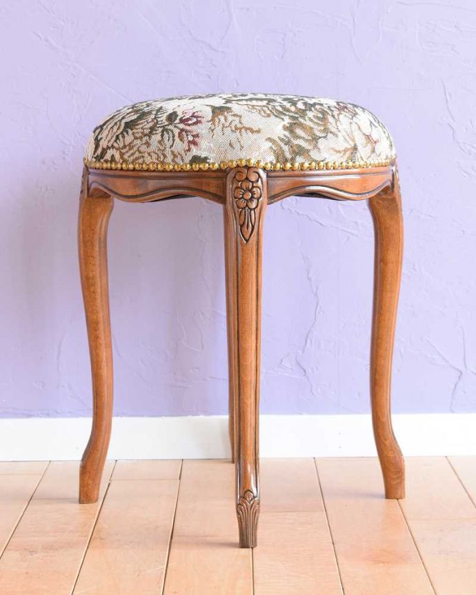 アンティーク風の椅子　アンティーク風　ゴブラン織りの座面が優雅な丸い座面のアンティーク風スツール。クルッと回転360度、どこから見ても美しいデザインのスツールです。(y-170-c)