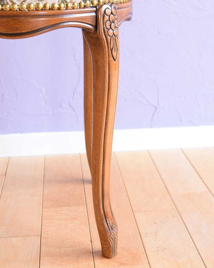 アンティーク風の椅子　アンティーク風　ゴブラン織りの座面が優雅な丸い座面のアンティーク風スツール。移動もラクラクの理由は…Handleでは脚の裏にフェルトキーパーをお付けしています。(y-170-c)