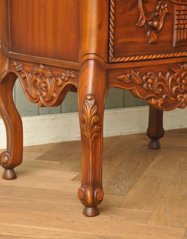 アンティーク風の家具　アンティーク風　アンティーク風チェスト。魅力的な美しい脚です。(y-171-f)