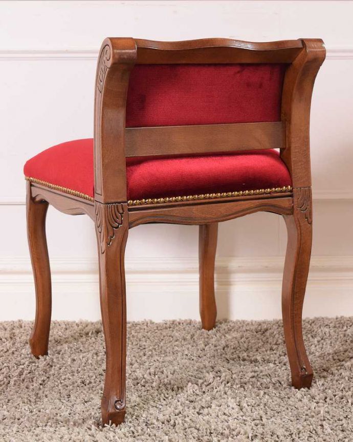 アンティーク風の椅子　アンティーク風　赤いベルベッドが高貴なアンティーク風スモールチェア。後ろ姿にも自信アリ並べた時に後ろから見ることも多い椅子。(y-172-c)