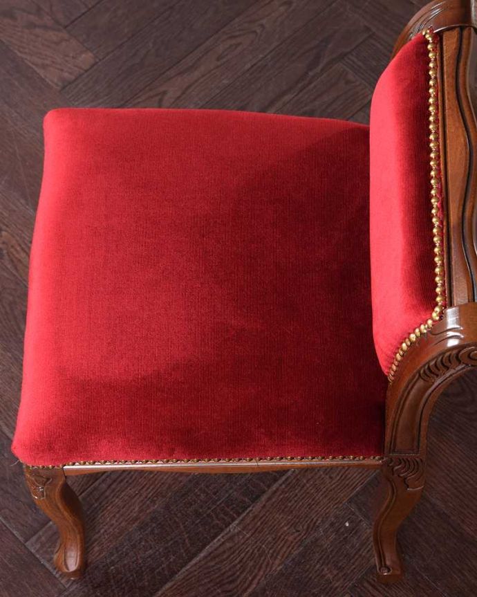 アンティーク風の椅子　アンティーク風　赤いベルベッドが高貴なアンティーク風スモールチェア。上から見ると･･･クッション付きの座面。(y-172-c)