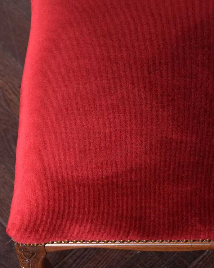 アンティーク風の椅子　アンティーク風　赤いベルベッドが高貴なアンティーク風スモールチェア。高級感のある貼り座赤いベルベットがぴったりなエレガントなチェアです。(y-172-c)