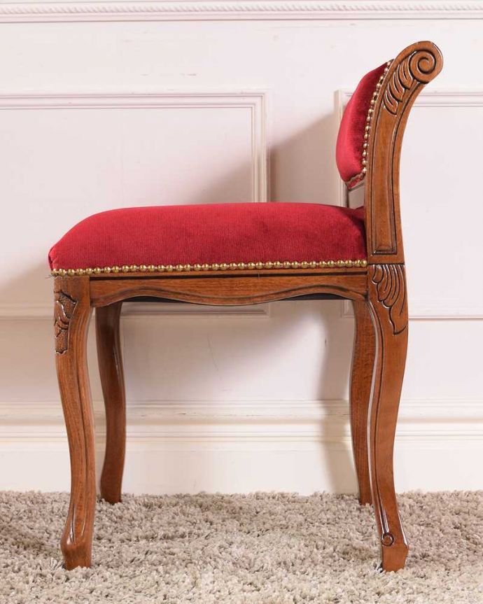 アンティーク風の椅子　アンティーク風　赤いベルベッドが高貴なアンティーク風スモールチェア。クルッと回転360度、どこから見ても美しいデザインのチェアです。(y-172-c)