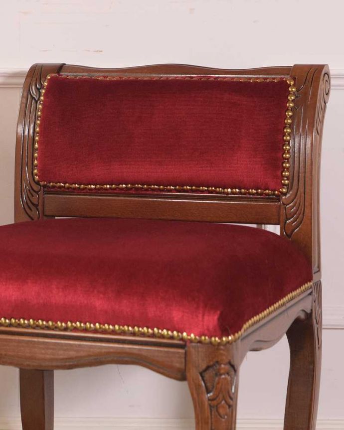 アンティーク風の椅子　アンティーク風　赤いベルベッドが高貴なアンティーク風スモールチェア。しっかり支えてくれる背もたれまるで本物のアンティークのように美しい背もたれ。(y-172-c)