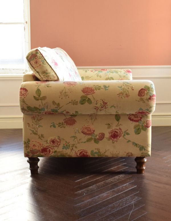 アンティーク風の椅子　アンティーク風　お花模様がエレガントなクッション付きの布張りソファ（２.5人掛け）。横から見た感じ。(y-133-c)