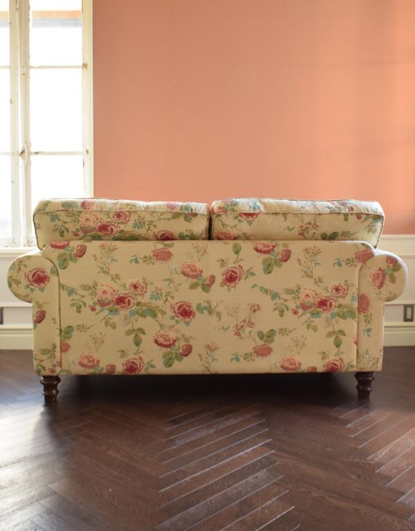 アンティーク風の椅子　アンティーク風　お花模様がエレガントなクッション付きの布張りソファ（２.5人掛け）。流行を追わずに長く使えるデザイン。(y-133-c)