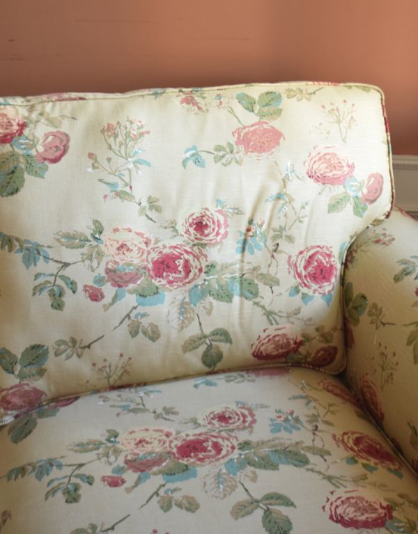 アンティーク風の椅子　アンティーク風　お花模様がエレガントなクッション付きの布張りソファ（２.5人掛け）。背もたれにもクッションがありますので、よしかかったときも心地よく受け止めてくれます。(y-133-c)