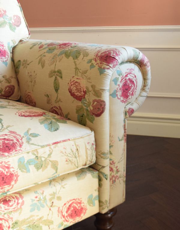アンティーク風の椅子　アンティーク風　お花模様がエレガントなクッション付きの布張りソファ（２.5人掛け）。ゆったりとした幅の広いアームは、誰でも心地よくくつろぐ事ができます。(y-133-c)