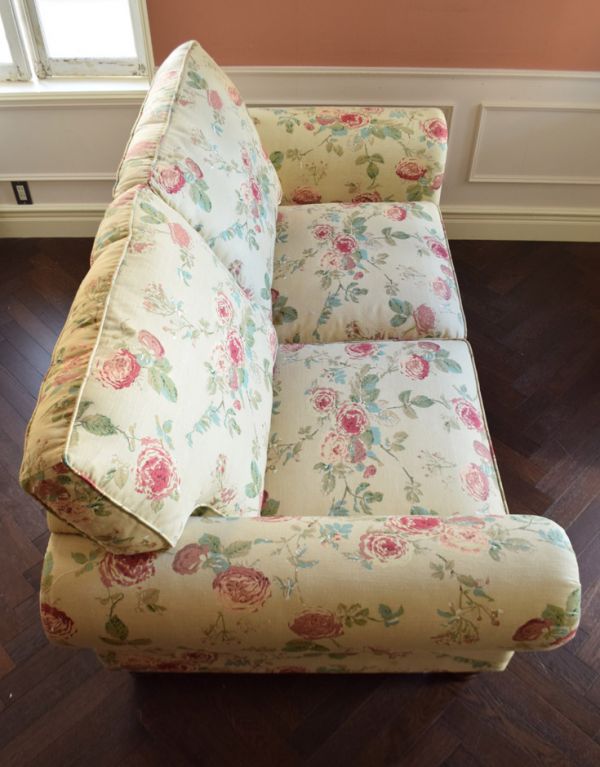 アンティーク風の椅子　アンティーク風　お花模様がエレガントなクッション付きの布張りソファ（２.5人掛け）。座り心地がいい広い座面です。(y-133-c)
