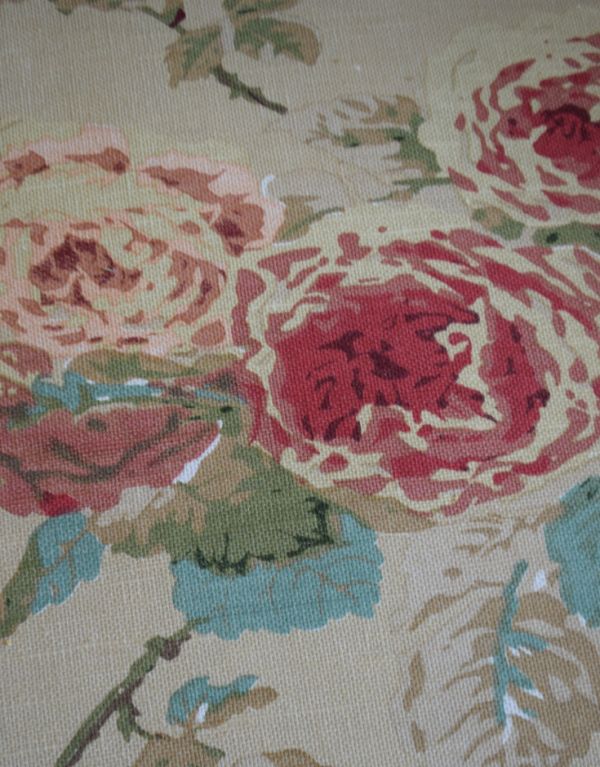 アンティーク風の椅子　アンティーク風　お花模様がエレガントなクッション付きの布張りソファ（２.5人掛け）。色も綺麗な上品な薔薇です。(y-133-c)