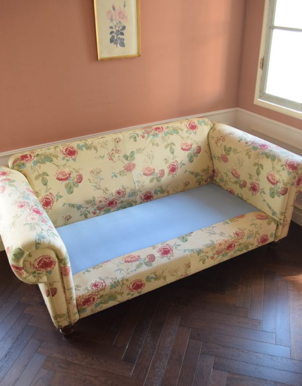 アンティーク風の椅子　アンティーク風　お花模様がエレガントなクッション付きの布張りソファ（２.5人掛け）。座クッションが簡単に外せるので、お掃除しやすく清潔に保てます。(y-133-c)