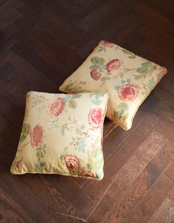 アンティーク風の椅子　アンティーク風　お花模様がエレガントなクッション付きの布張りソファ（２.5人掛け）。同じローズ模様のクッションもセットでお届けします。(y-133-c)