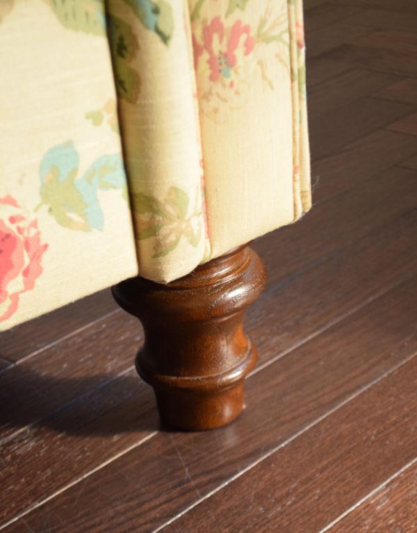 アンティーク風の椅子　アンティーク風　お花模様がエレガントなクッション付きの布張りソファ（２.5人掛け）。安定感のある脚です。(y-133-c)