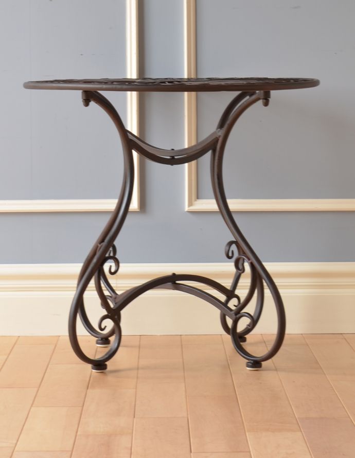 アンティーク風のテーブル　アンティーク風　屋外で使える家具、アイアン製のラウンドミニガーデンテーブル。横から見た時のアイアンの脚のデザインがとってもお洒落。(y-176-f)