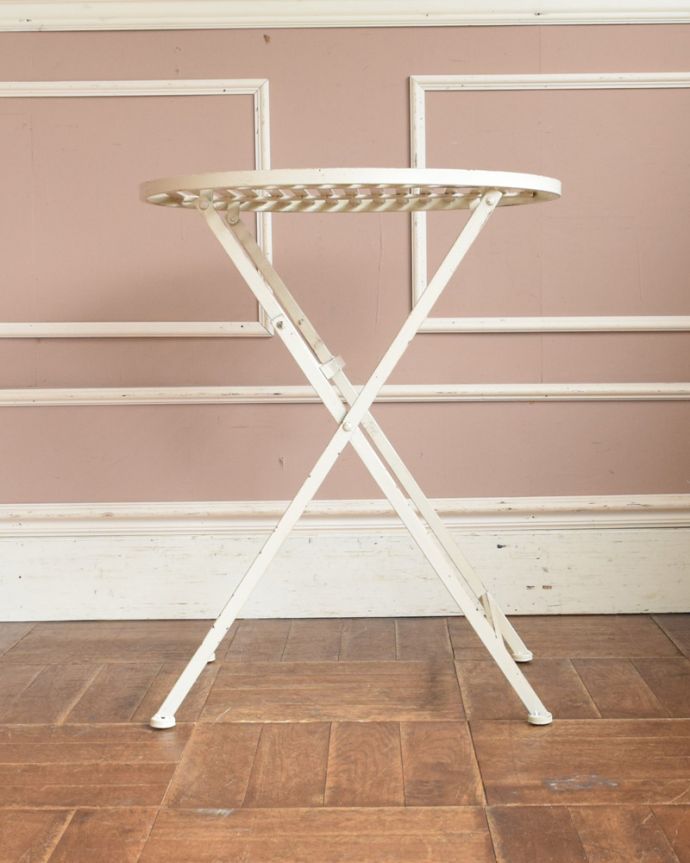 アンティーク風の家具　アンティーク風　アンティーク風ペイント仕上げの折り畳み式ラウンドテーブル（ホワイト）。クルッと回転･･･回転させるとこんな感じ。(y-181-f)