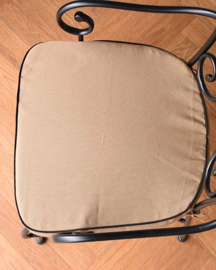アンティーク風の椅子　アンティーク風　お庭で使えるアイアンのアンティーク風ガーデンチェア(アームチェア）。広々とした座面座面は広めなので、ゆったりと座ってくつろぐことが出来ます。(y-184-c)
