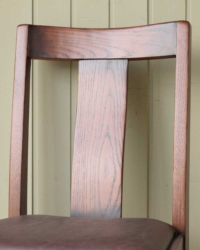 バルボスレッグが重厚なアンティーク風の椅子、ダイニングチェア