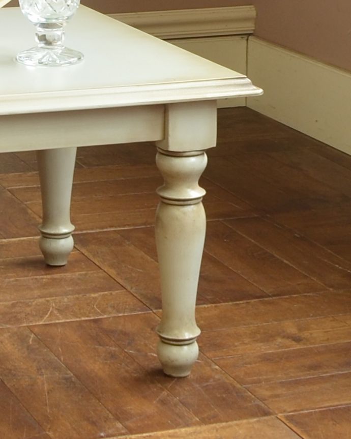アンティーク風の家具　アンティーク風　フレンチシックなアンティーク風センターテーブル。しっかりと安定感のある脚です。(y-188-f)