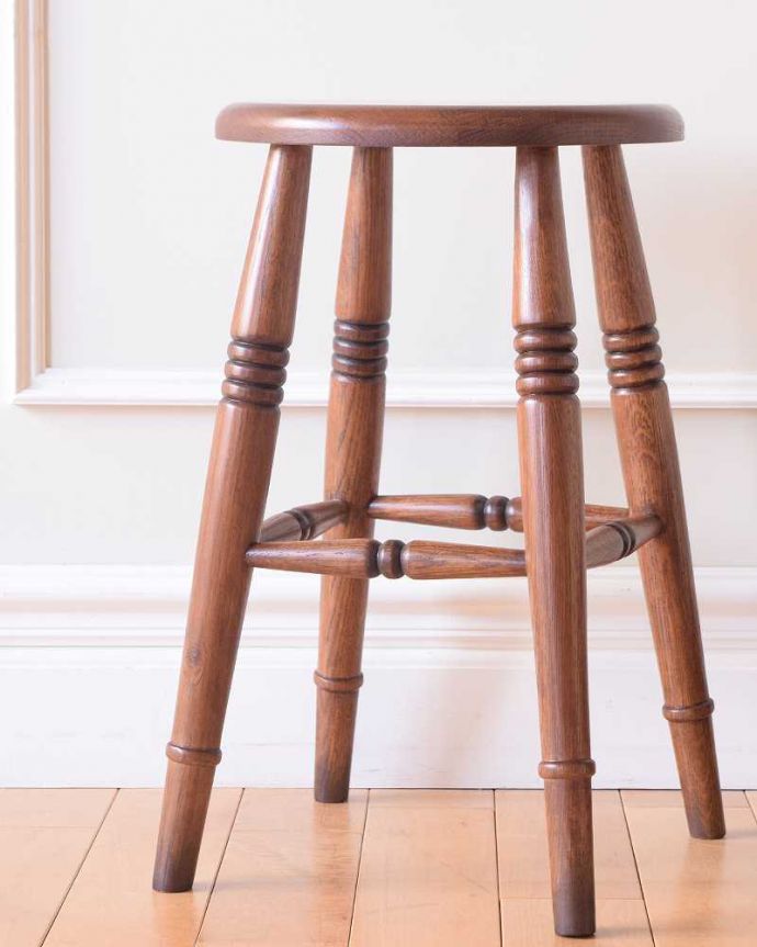 アンティーク風の椅子　アンティーク風　ぽこぽこっとした脚と丸い座面が可愛いアンティーク風スツール。ポコポコっとした可愛らしい脚脚のデザインもぬくもりあるやさしいデザインです。(y-189-c)