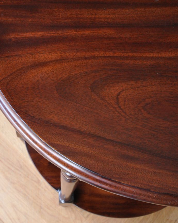 アンティーク風の家具　アンティーク風　マホガニー材のアンティーク風家具、葡萄の彫刻が美しいコンソールテーブル。高級感のあるマホガニーの木目です。(y-189-f)